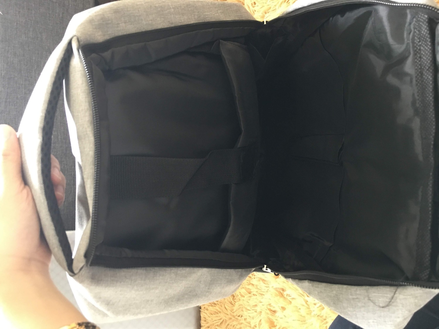 Balo lớn hơn tưởng tượng nhưng không sao, đựng được laptop 15inch hoặc to hơn xíu. Chất liệu vải bên ngoài cũng khá chắc chắn, dây kéo tuy không phải dây xịn nhưng kéo cũng khá mượt. Bên cạnh đó còn tặng dây Usb (để bên trong balo ) có thể dùng để vừa đi bộ vừa sạc, tuy mình không thấy tính năng này cần thiết lắm. Nhìn chung tầm giá này thì balo này là rẻ mà tốt. Thời gian sử dụng có bền hay không thì sau này mới biết, nói chung là hài lòng. Balo lớn hơn tưởng tượng nhưng không sao, đựng được laptop 15inch hoặc to hơn xíu. Chất liệu vải bên ngoài cũng khá chắc chắn, dây kéo tuy không phải dây xịn nhưng kéo cũng khá mượt. Bên cạnh đó còn tặng dây Usb (để bên trong balo ) có thể dùng để vừa đi bộ vừa sạc, tuy mình không thấy tính năng này cần thiết lắm. Nhìn chung tầm giá này thì balo này là rẻ mà tốt. Thời gian sử dụng có bền hay không thì sau này mới biết, nói chung là hài lòng.