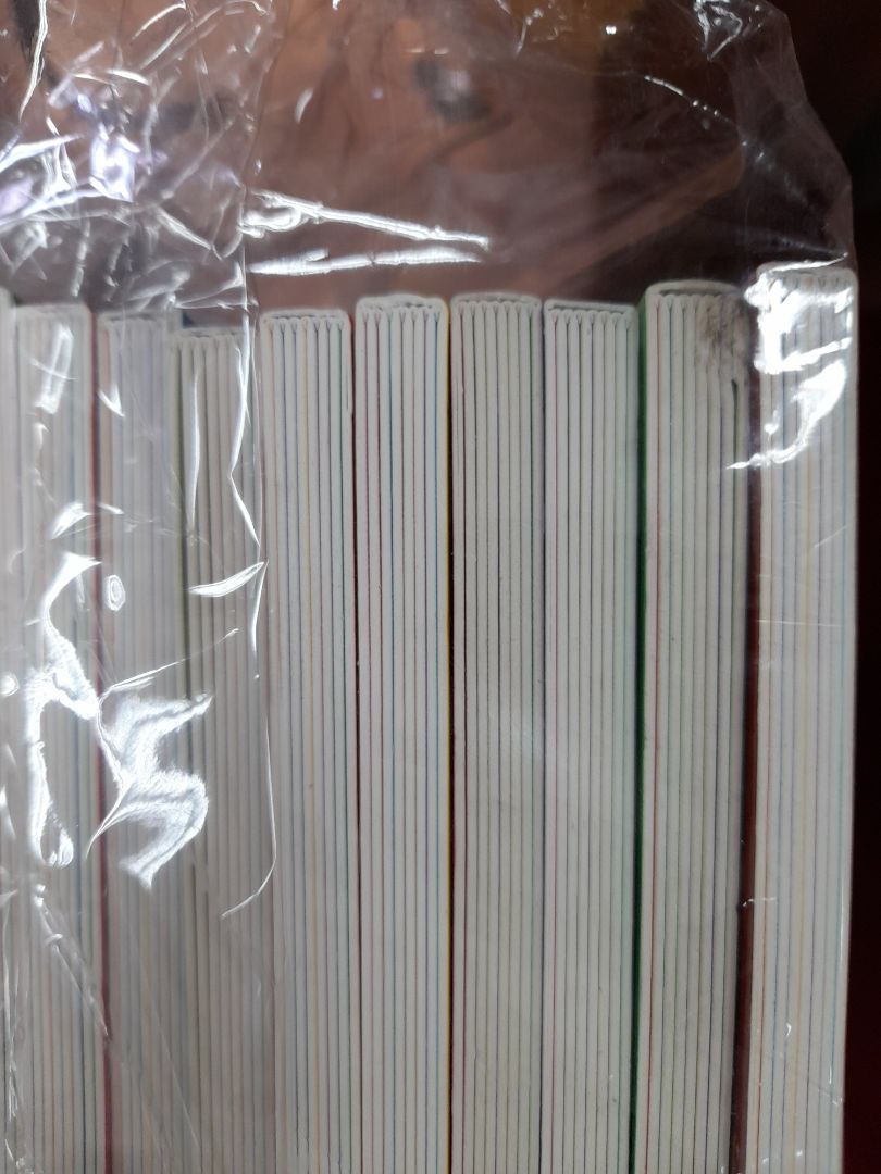 Đóng gói khá tệ. Có 1 cuốn bị dơ và sờn.