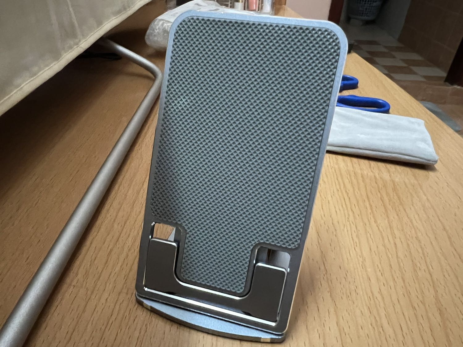 Đóng gói kỹ lưỡng, sản phẩm như hình, giao hàng trong hạn. Màu xám, hợp kim nhôm chắc chắn, không trầy. Có bao nhung cho giá đỡ nhìn sang trọng