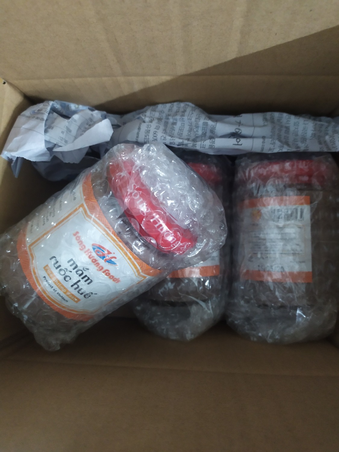 giao hàng nhanh, sản phẩm đươc đựng trong lọ thủy tinh nhìn rất đẹp mắt, đóng gói rất chi là cẩn thận luôn, hàng giao tới mà không bị bể vỡ tí nào cả.
Nói chung là mua hàng trên tiki là yên tâm rồi, cho 5 sao