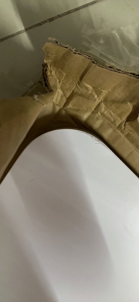 Tui mua 2 cai bàn mà 1 cai bị dập 3 góc bàn. Tui muốn dc đổi 1 cái bi dập