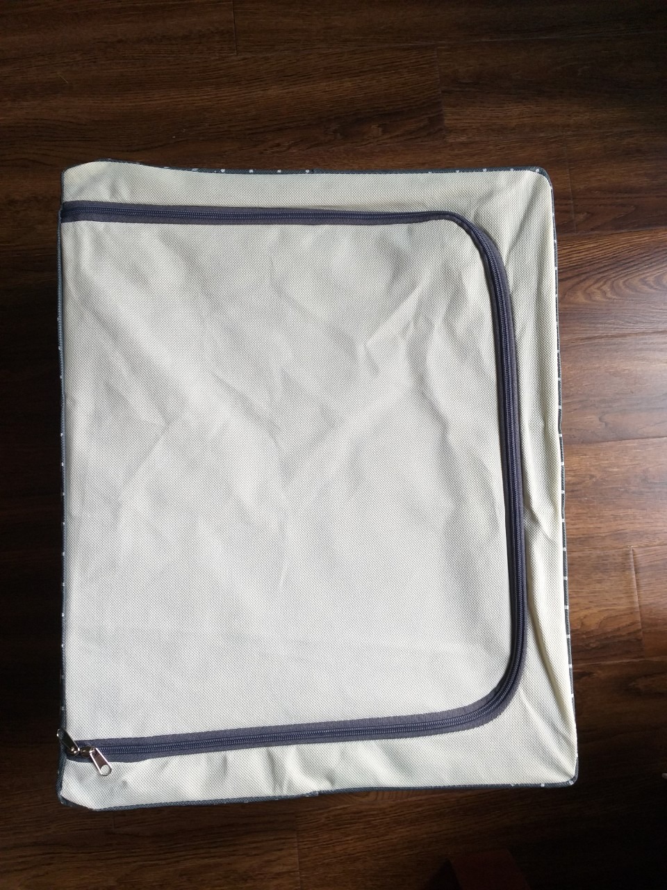 Tiki giao hàng nhanh, đóng gói cẩn thận, tuy nhiên khi mở ra thì thấy hơi thất vọng: trong hình ghi là vải phủ nhựa chống nước nhưng thực ra là loại vải không dệt tráng 1 lớp mỏng nên mình thấy kg yên tâm lắm về độ bền, trong hình chụp rõ có thêm hai thanh sắt ở chiều dài hộp để chịu lực khi hộp chồng lên nhau, chính vì nhìn thấy có nhiều khung thép trông dày dặn này mà mình đặt mua nhưng thực tế thì kg có, nên không chắc chắn như mình nghĩ.