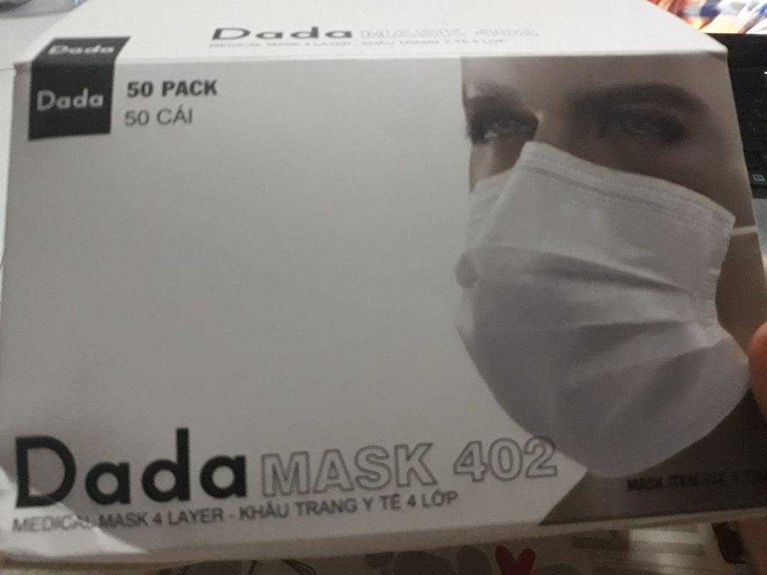 Khẩu trang 4 lớp, mỏng nhẹ, thoáng khí, dễ thở hơn các loại 4 lớp khác, màu xanh nhạt cũng dễ nhìn hơn. Điểm mình k thích là mỗi cái khẩu trang lại bọc 1 cái túi nhựa, nhìn thì đúng là để tránh nhiễm khuẩn tuy nhiên lại xả nhiều rác hơn. Xem xét gói 10 cái/ gói thì đỡ hơn.