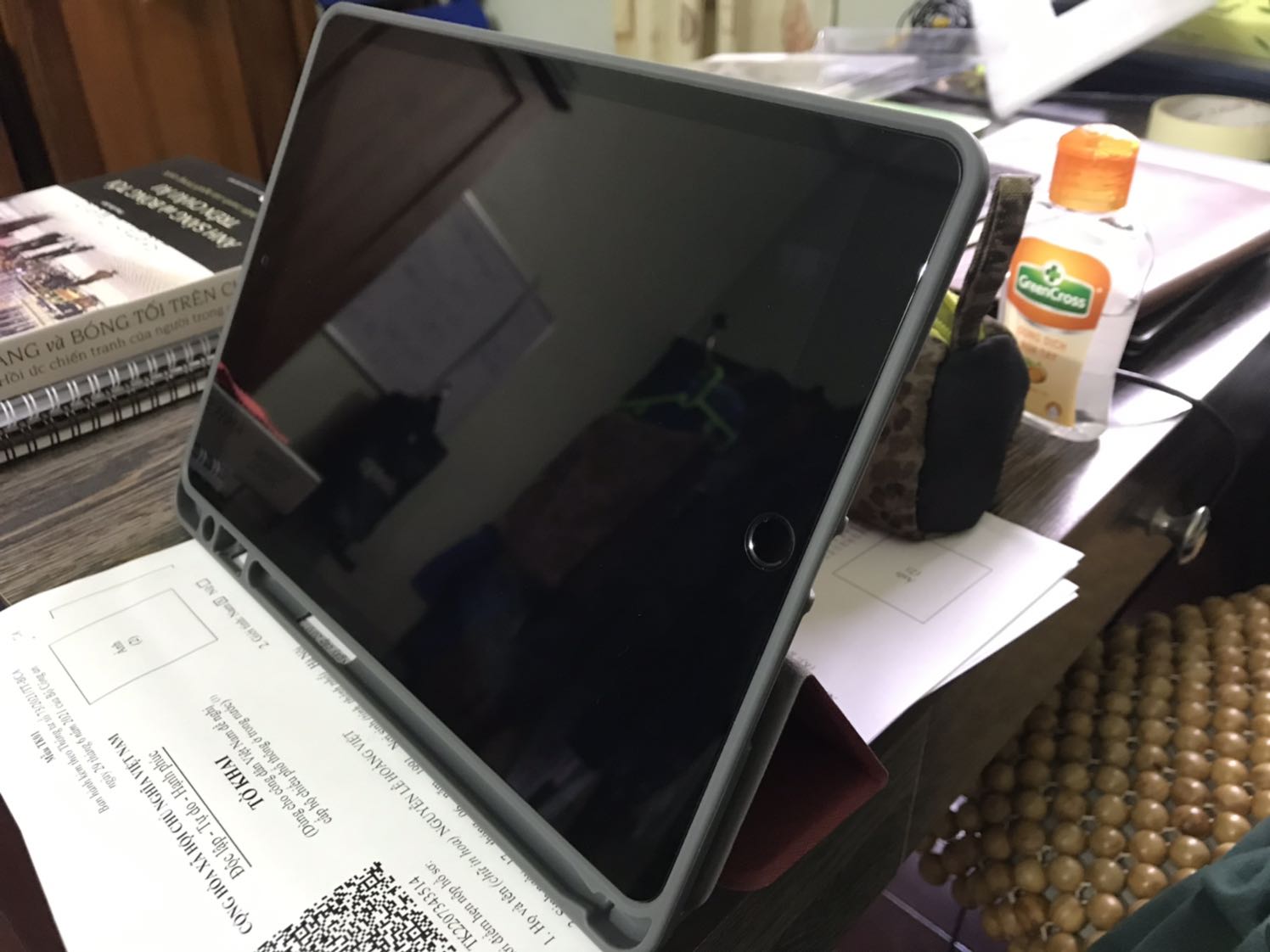 Mình mua cho ipad 9 vì cùng size nên rất vừa lòng. Phần dựng máy lên lúc đầu có thể hơi chưa có nếp gấp lâu nên hơi dễ đổ ra, nhưng gấp mạnh vào là ok. Rất đẹp và màu ưng. Bấm 5 sao cho shop giao hàng nhanh. Khay đựng bút thì chờ mua bút rồi mới trải nghiệm được😅