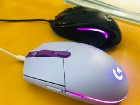 Vâng, màu tím phong thủy. Chuột Logi mình mua khá nhiều rồi, một con công ty, một con ở nhà (đã bị bé mèo nhà mình cắn đứt dây và đa mua 1 em mới), giờ mua thêm em này để vợ mình dùng. chất lượng tốt, bảo hành dài, mình vừa bảo hành 1 em b170 (hình như vậy) do bị doubleblick, đổi trả dễ dàng luôn. Nói chung mình khá thích logi, chất mà giá cả phải chăng.