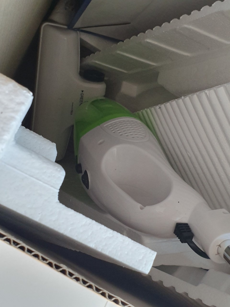 Mua về hút bụi, mà để mảnh giấy bằng đầu ngón tay trc đầu hút, mà hút k lên. Mình kiên nhẫn chờ 1 tí xem sao thì máy muốn bốc khói khét lẹc luôn.
QUÁ THẤT VỌNG. Mà không bít trả hàng làm sao, Muốn trả luôn không thèm nhận lại tiền trả lại luôn. Giờ bỏ xó (chưa dùng dc 10p nữa).
__
Mình mua là cũng do mấy cái review 5* ở trên. Mua xong thấy buồn dễ xợ.