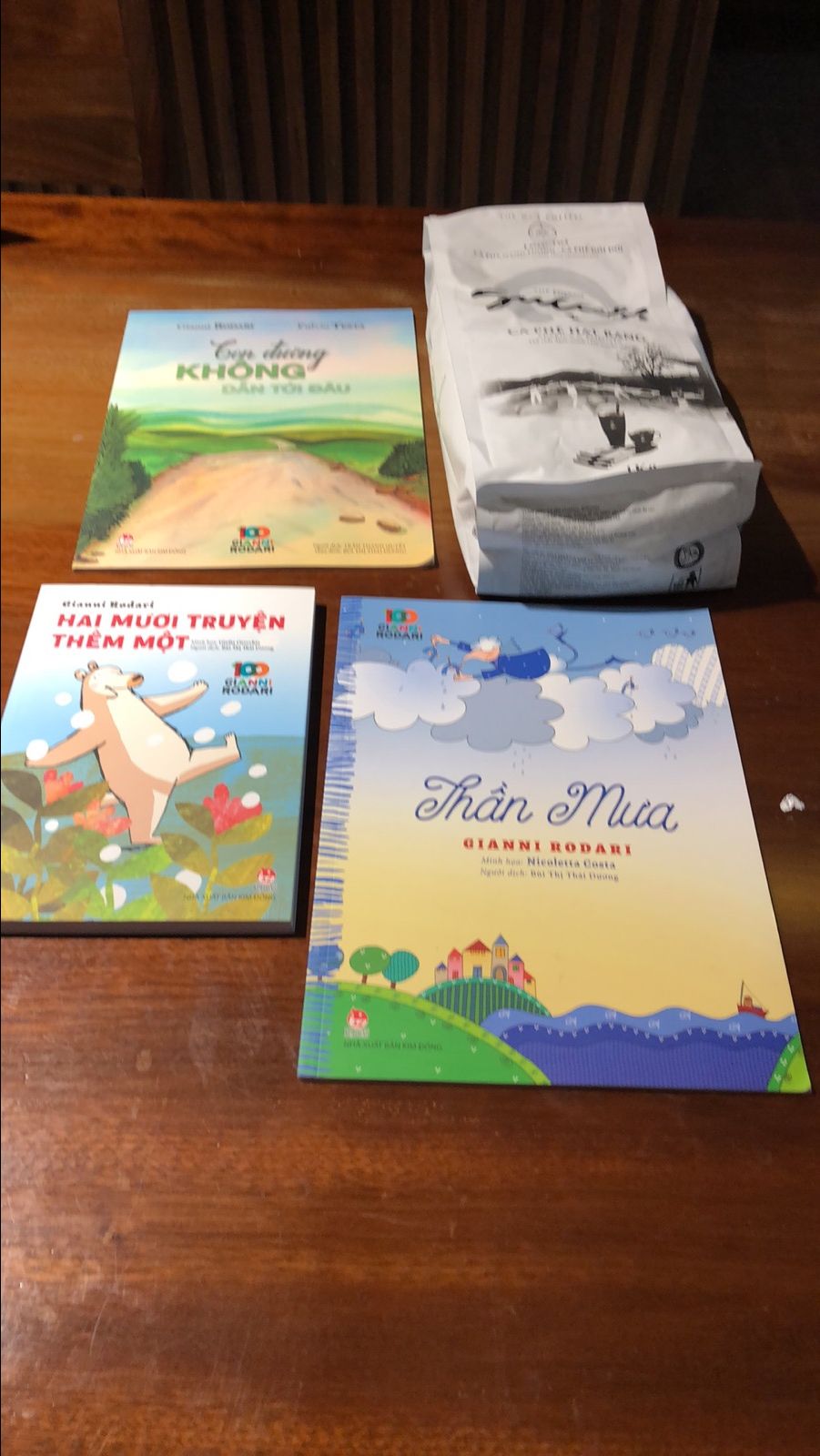 Bộ sách của Gianni Rodari rất đáng yêu và phù hợp với trẻ em, bố mẹ đọc cùng cũng thấy vui nữa.Sách giao hơi lâu so với *** mà dạo này chả được free ship nữa
