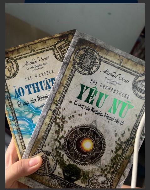 Cốt truyện thuộc loại khá, có nhiều khái niệm sáng tạo, phần kết có vẻ hơi vội. Tác giả viết theo hướng vòng lặp nên từ phần 4,5 đã bắt đầu đoán được kết truyện. Cảm xúc nhân vật tốt nhưng không đến nỗi sâu sắc, còn bị rập khuôn. Một số chi tiết logic còn hơi gượng ép hoặc chưa khai thác hết. Bìa truyện thì đẹp r, nhưng mình thích font tiêu đề bản cũ hơn. Tiếc là đã hết