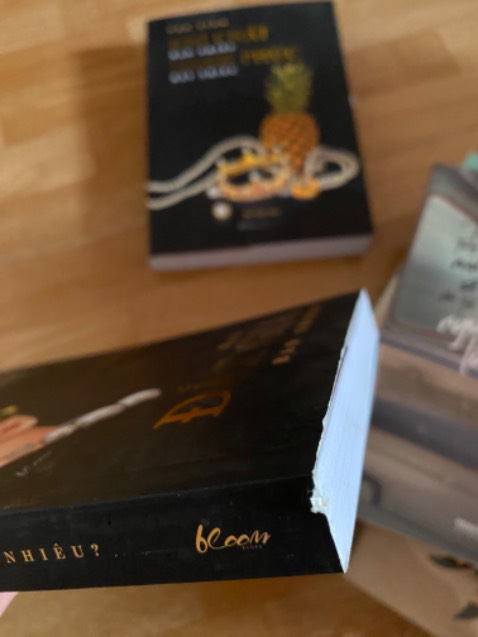 Nội dung thì mình chưa đọc nên chưa nhận xét được nhưng mình rất thất vọng về cách đóng gói lần này của tiki, đóng gói sơ sài, sách bám bụi bẩn, bị dơ, rách ở các phần bìa và rìa của sách, cầm cuốn sách lên như đã qua sử dụng vậy. Không hài lòng