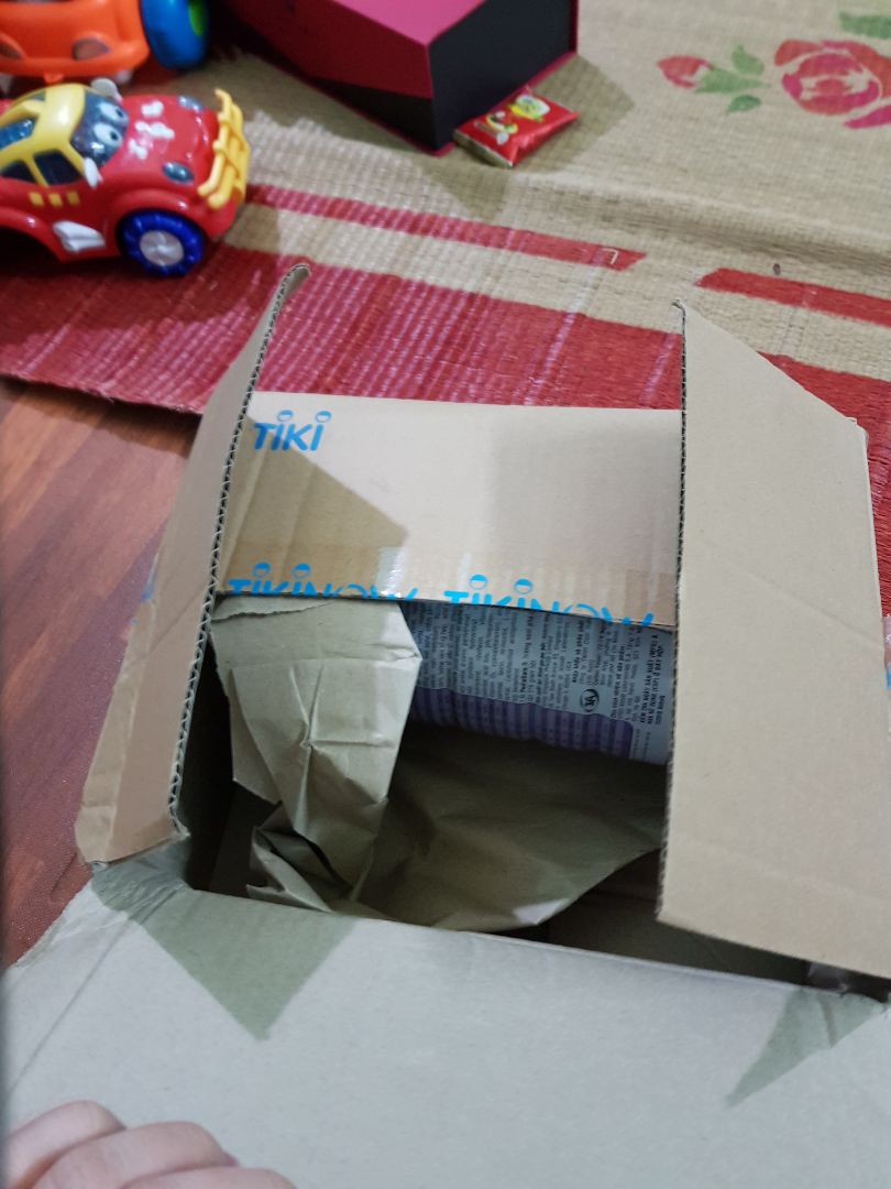 thực sự thấy thất vọng . nhận hàng bị xước. bẩn tem cũng trầy. đóng hộp cực kỳ cẩu thả có mỗi tờ giấy mỏng. mình thực sự ko muốn nhận sản phẩm này. mâtz tiền mua chứ phải ko đâu nhận được sp không tốt. NG đủ chỗ. mình cần  tiki giải thích