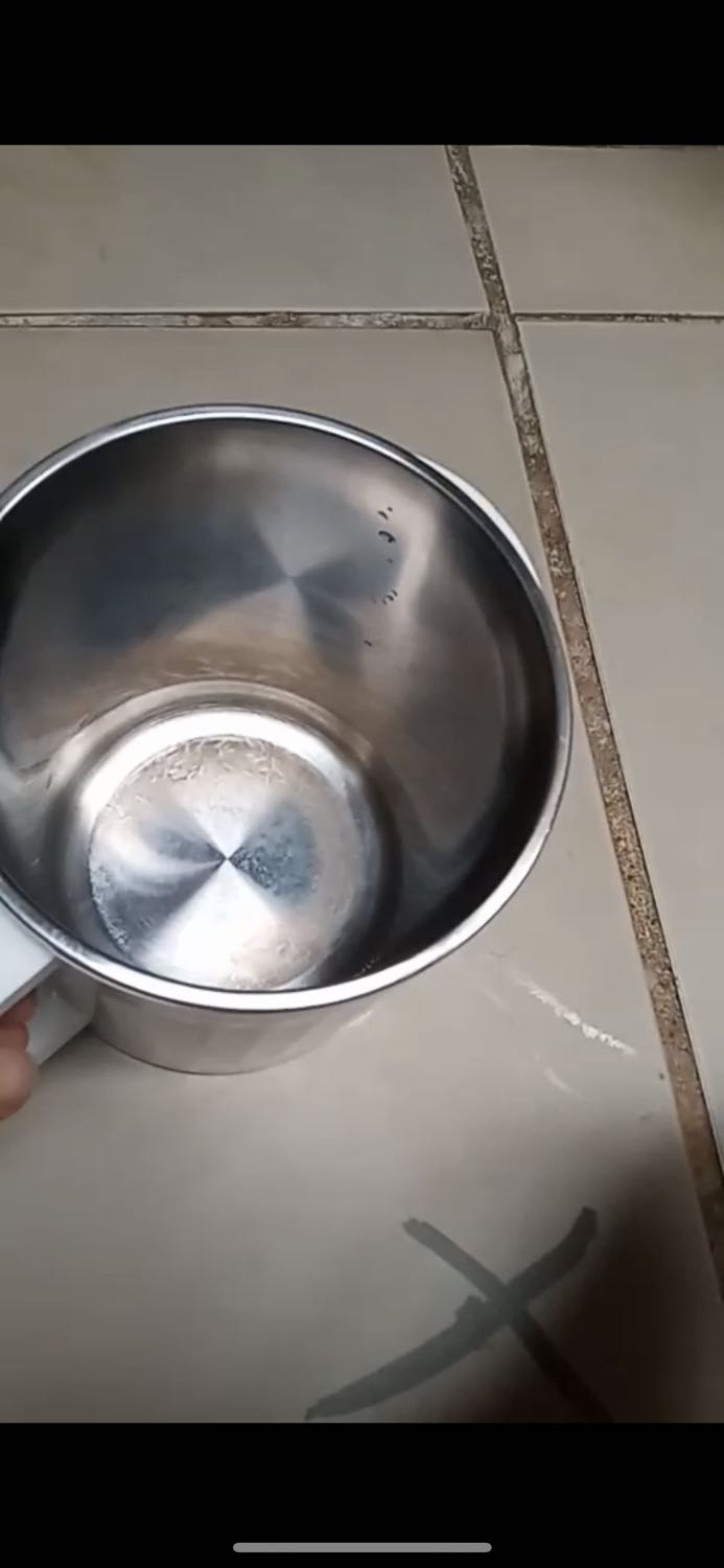 Đây là máy thứ 2 đặt hàng, lần này đặt cho người nhà mà chất lượng quá kém, nấu có 2 lần mà bị xỉn màu nồi như hàng cũ, yêu cầu tiki  đổi hàng hàng khác. Quá thất vọng với chất lượng như thế này.