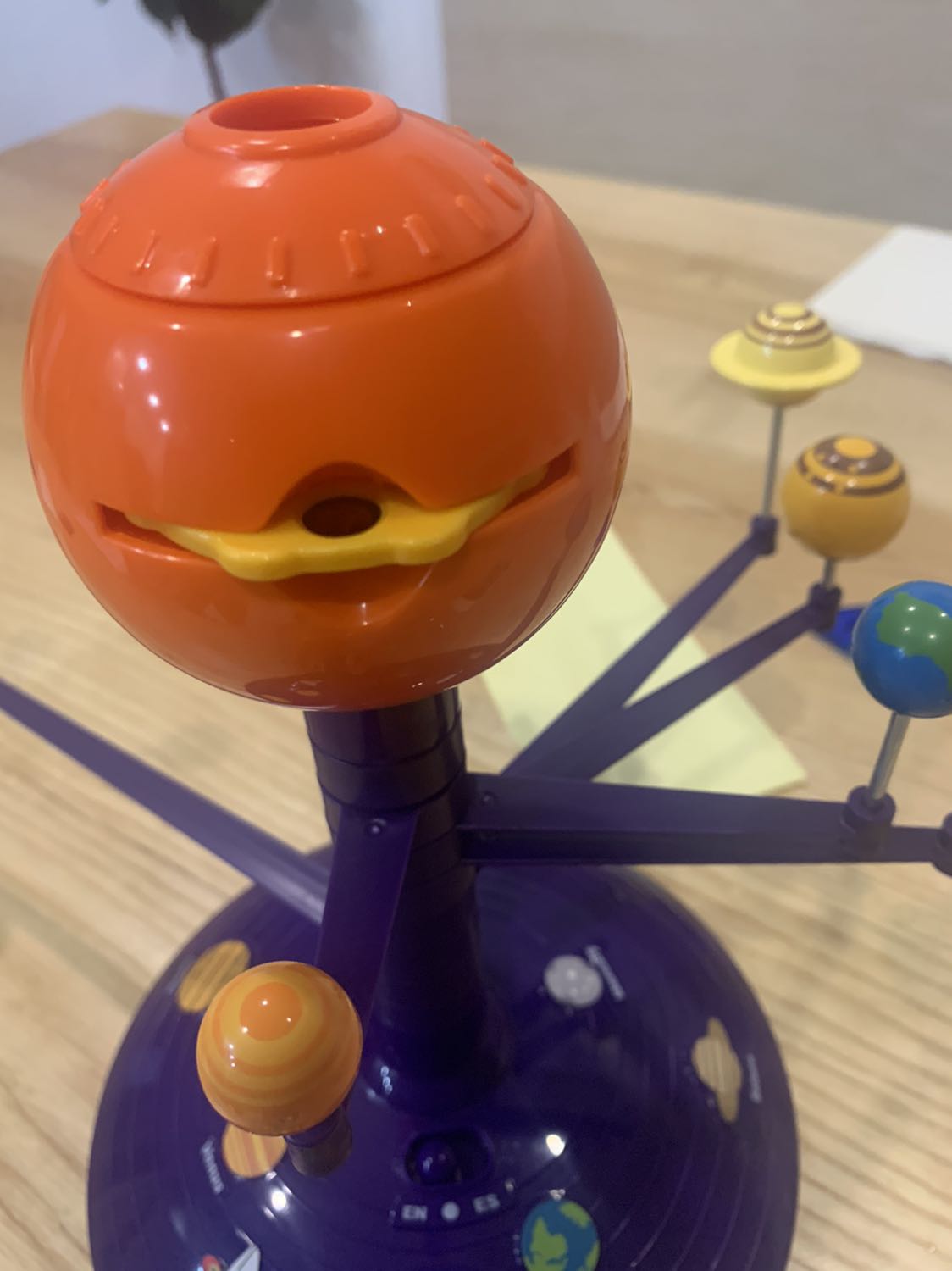 Con tôi rất thích. Nếu phần chiếu sáng không hoạt động, bạn nên ấn mạnh xuống để nó tiếp xúc điện. Chủ shop nhiệt tình