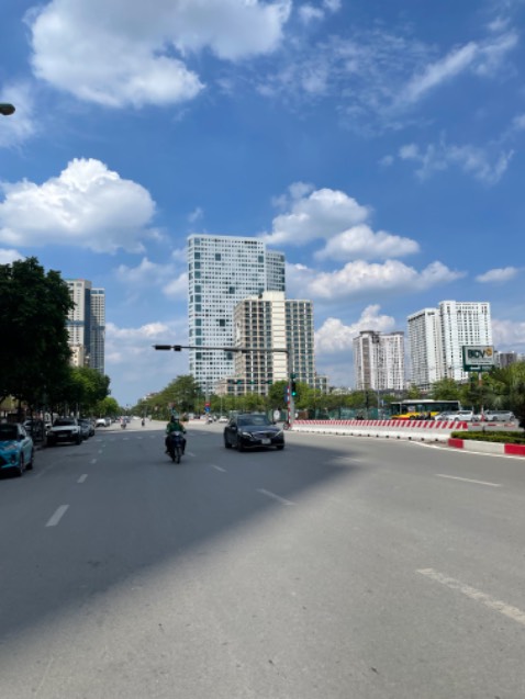 Sách hay lắm, kể về các trường hợp mà nv gặp phải từ đó cho thấy họ k hoàn toàn bị điên hay có bệnh, mà họ hoàn toàn bình thường đôi khi là tài năng. Nhưng nội tâm và nhân cách họ quá phức tạp, lo âu, phiền muộn, đa nhân cách, trầm cảm, điên loạn....dày vò họ.     Nòi chung đọc cuốn. Nhưng sao nay t đọc giữa đêm khuya tự nhiên thấy hơi sợ.😂😂😂