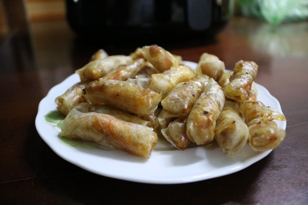 Mình săn sale nên mua liền 2 cái cho nhà dùng. Đóng gói cẩn thận, giao sớm. Có phiếu bảo hành đầy đủ mà trước h mình chưa trải nghiệm bảo hành của tiki vì ko có đồ nào hư cả :))) Mình đã thành công món heo quay, chả ram chiên, đậu phộng rang. Còn món khoai tây bị fail vì ko giòn được, tuy nhiên các cháu đều ăn sạch :D cảm ơn Tiki nhiều