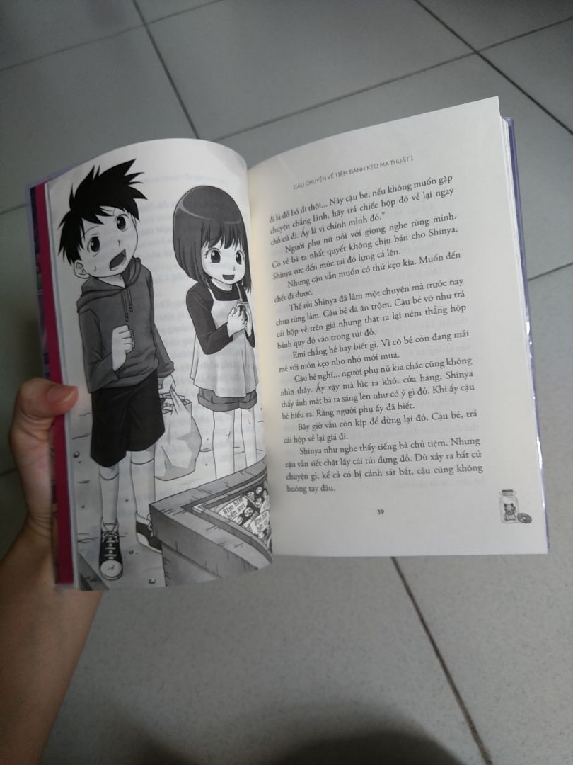 Hy vọng là Nhã Nam ko để drop bộ này. Truyện nhẹ nhàng, nội dung hài hước, thú vị với bà chủ bí ẩn cùng đủ loại bánh kẹo kì lạ, ma quái. Quyển ny khá mỏng, có nhiều trang vẽ minh hoạ dễ thương lắm nên đọc cái vèo là hết rồi. Đợi hoài chưa thấy full bộ nên quyết mua lun ?