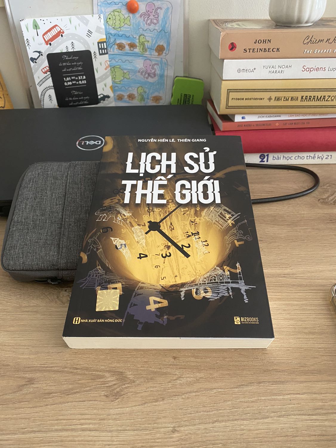 Sách giao nhanh, giảm giá sâu, nội dung cũng rất hay, nếu từng học lịch sử hoặc các giáo trình của thế hệ 8x chắc sẽ thấy cuốn sách rất gần gũi, nhiều kiến thức bổ ích và gợi nhắc.