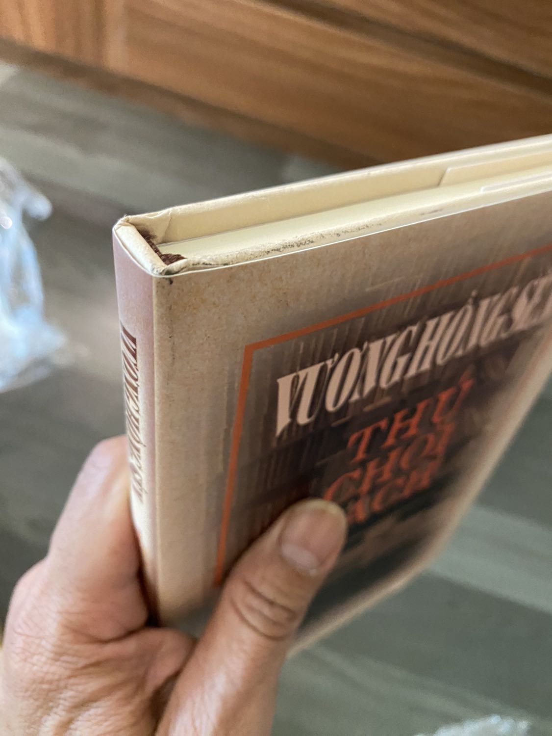 Sách được đóng gói cẩn thận, ko cấn móp, xước xát gì nhưng hơi cũ bẩn.