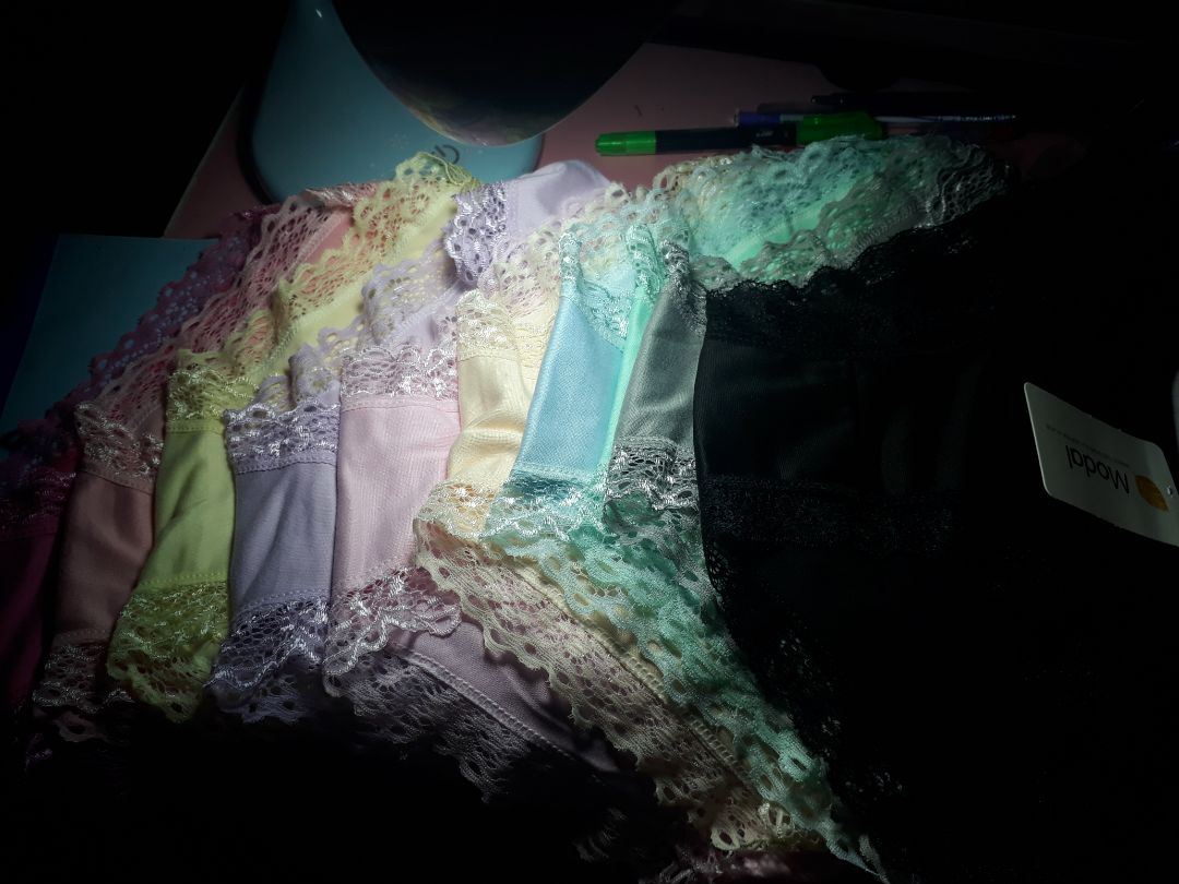 quần k mỏng cũng k dày mặc khá thoải mái, k mát lắm. Vì rẻ nên k để ý chuyện giao một đống màu như hình nên k vừa lòng lắm, ren bản lớn so với hình nên nhìn hơi thô nhưng vì rẻ vẫn chấp nhận được so với giá tiền. Shipper khá vui vẻ, giao hàng nhanh hơn 3 ngày so với dự tính.