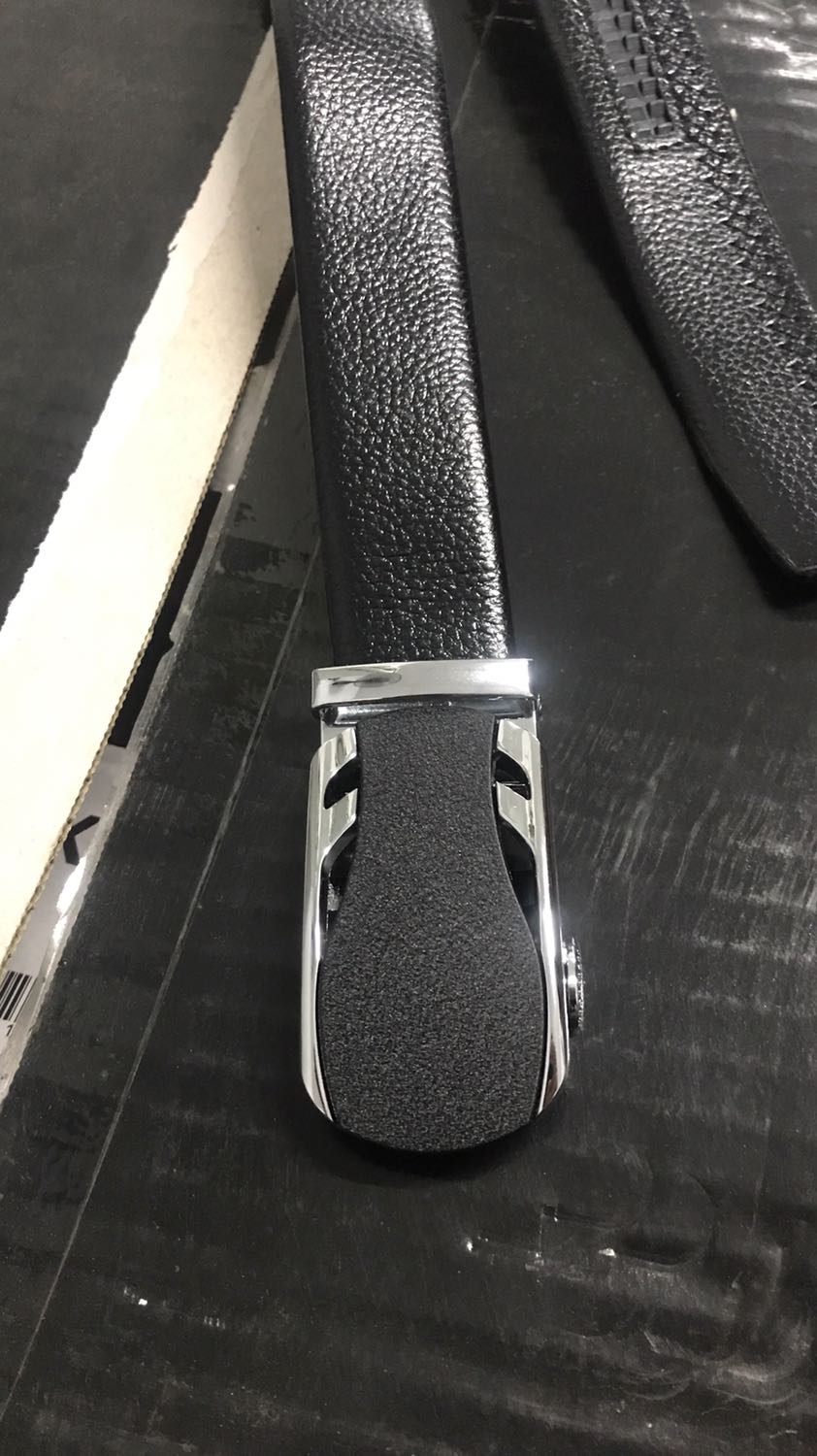 Thắt lưng thiết kế thời trang. Nhìn đơn giản nhưng khá đẹp và dễ phối đồ. Phần khoá thắt lưng thiết kế chắc chắn. Phần dây da vừa mềm vừa dài. Da chắc chắn bóng đẹp. Đường may chắc chắn, giá cả thì quá là hợp lý luôn. Shop đóng hàng cũng cẩn thận nữa. Thanks shop.