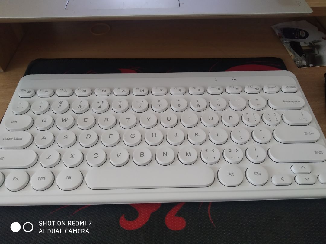 gói hàng cẩn thận, không móp méo, giao đúng ngày. ban đầu mình không xem kỹ tên sản phẩm, tưởng là có chuột đi kèm. sau xem lại thì tên sản phẩm viết là: bàn phím và chuột không dây, mở ngoặc chỉ có bàn phím 😂😂😂, này lỗi mình nên không sao. bàn phím nhỏ gọn, lúc gõ nghe khá vui tai, mình cũng không mất nhiều thời gian để gõ quen tay, gõ êm, phím nhạy. sản phẩm là hàng tàu nên còn có thể gõ được các dấu ngoặc, dấu phẩy, dấu chấm dùng trong tiếng trung, chuyển bàn phím sang bàn phím tiếng trung là gõ được. hàng phím trên cùng còn hỗ trợ các phím nhanh rất tiện, còn có thể chuyển đổi công năng trên dưới bằng cách ấn Fn + Esc. tóm lại là ổn, còn hao pin hay không thì mình cũng chưa biết, cuối ngày không dùng thì tắt máy tháo pin là được các bạn lmao 😂😂😂😂😂😂😂