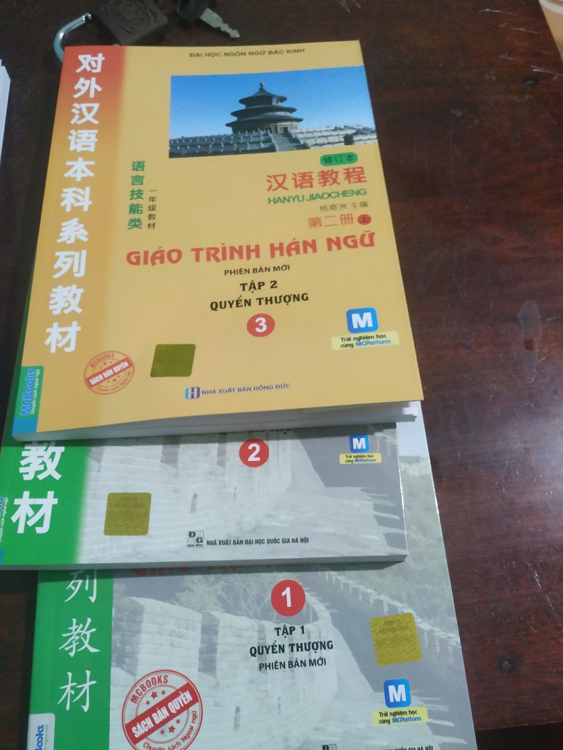 tại sao giáo sách cho mình 6 quyển mà trong đó có 4 quyển là của nhà xuất bản ĐHQG  còn 2 quyển lại là của nhà xuất bản hồng đức. Đặc biết  quyển thượng tập 2 ngoài đề nhà xuất bản hồng đức trong đề nhà xuất bản ĐHQG. mình đang phân vân chất lượng sách này ntn . mỗi cuốn in tại nhà in khác nhau.