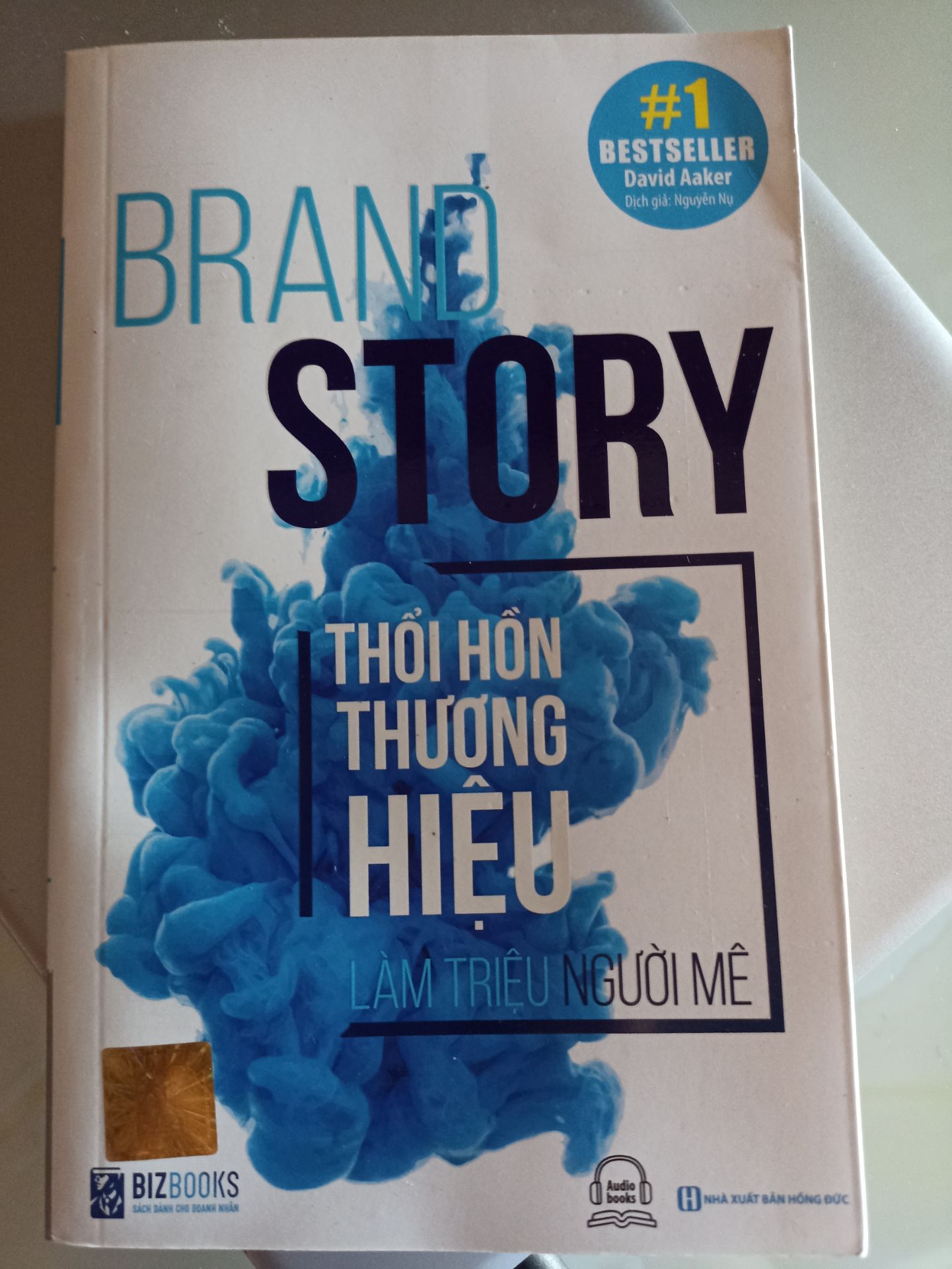 giao hàng chậm, bên vận chuyển không liên hệ nhưng báo là giao hàng không thành công 3 lần. Phải liên hệ báo tiki mới được giải quyết. 
Hộp đóng gói méo mó, xứt sổ. Sách nhận được giống sách cũ, kiểu để ngoài nhà sách để đọc thử.  Có vết hằn trên sách, mép sách không chắc chắn và đầy bụi.
Nội dung khá ổn.
