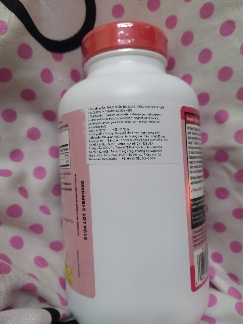 Sản phẩm này là hàng fake nhé. Tem dán nhãn phụ không chuẩn, thấy ghi đơn vị nhập khẩu là Công ty International Daily Goods nhưng khi mình check trên icheck thì thông tin sản phẩm và giấy tiếp nhận đăng ký công bố sản phẩm lại do Công ty Nano pharma cung cấp cho icheck và cũng là đơn vị phân phối sản phẩm này. Không hiểu tiki dựa vào đâu mà cam kết 100% đây là hàng chuẩn để bán cho người tiêu dùng như vậy?
Cần 1 lời giải thích và chứng minh từ phía Tiki và nhà bán hàng???