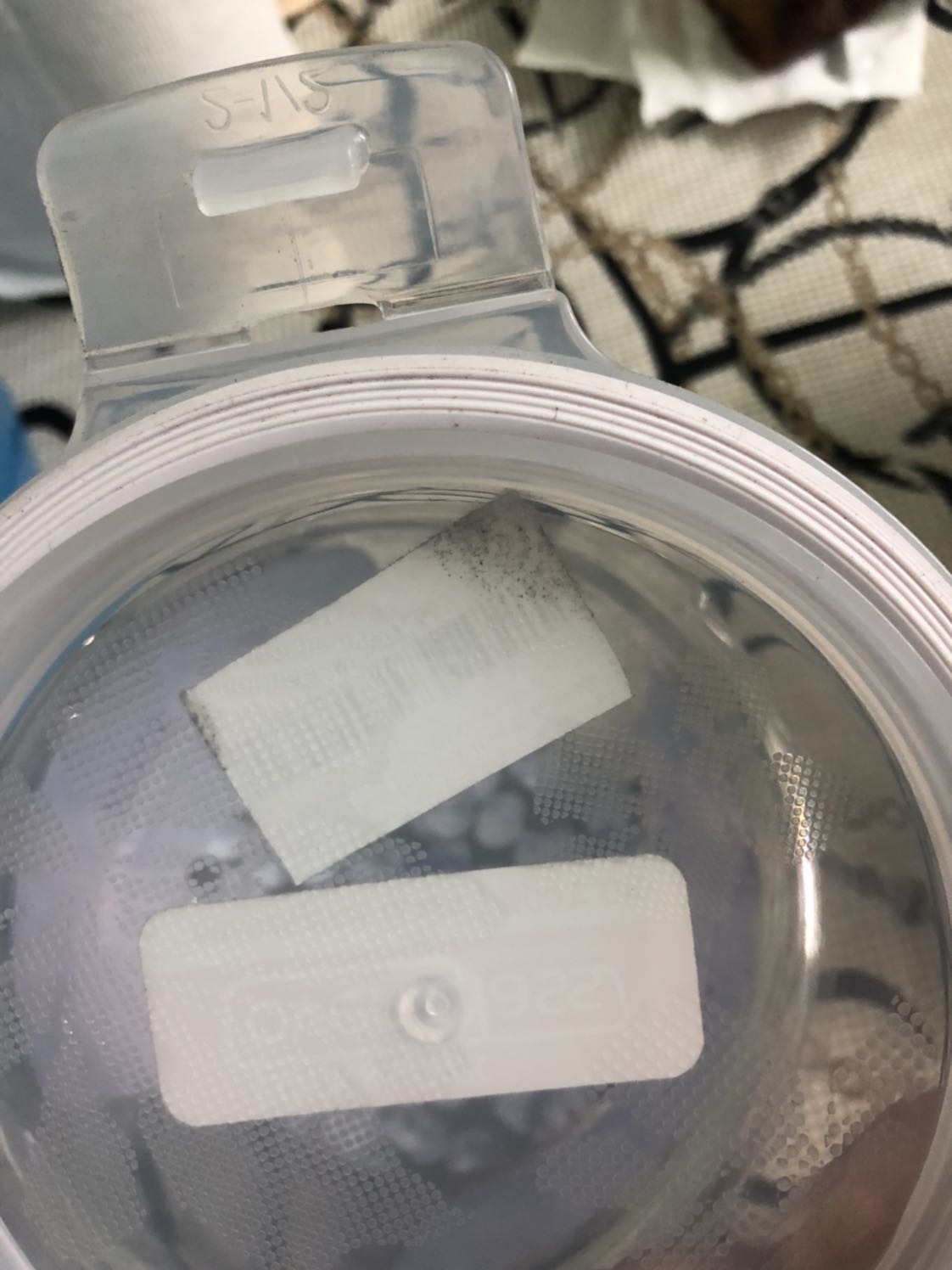 Rất vui vì TiKi giao hàng đúng hạn. Nhưng khi mở hàng thì hỡi ơi, hộp bảo quản thực phẩm có cái dây ron của nắp là khá quan trọng vậy mà hàng mình nhận dc dây ron vừa lỏng vừa đen vừa bị răng cưa.
Tem hàng thì bám bụi đen thui giống như hàng bị lỗi.
Tiki phải kiểm tra kỹ trước khi giao hàng giúp. Vui lòng đổi hàng lại giúp mình.