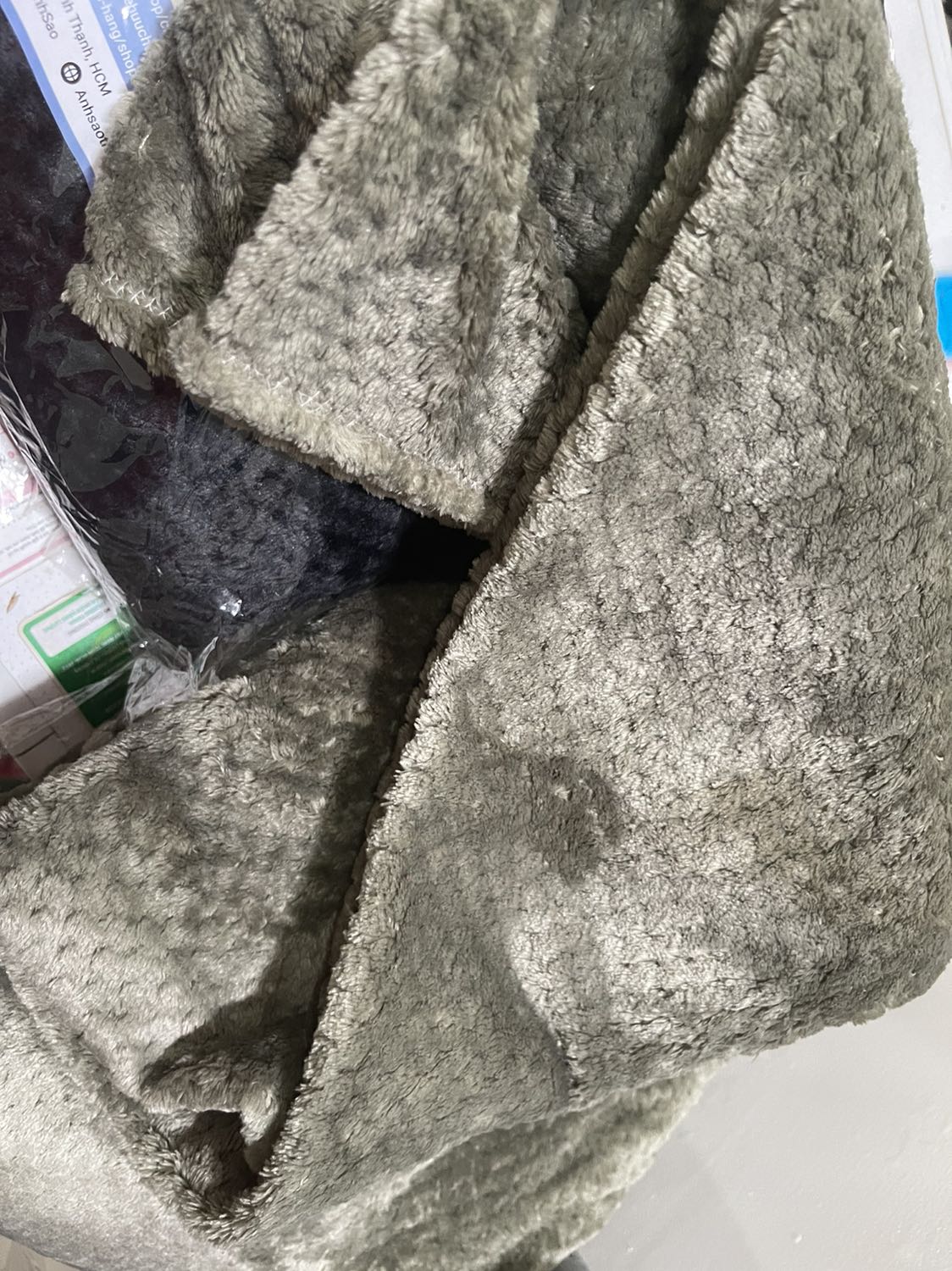 Đặt 2 cái màu đen vs xanh rêu ưng ý vô cùng. Chất vải mềm, vân ô vuông nhìn đẹp. Ko bị rụng lông. Đắp ấm. Mua 2 còn giảm 5k nên hài lòng vô đối