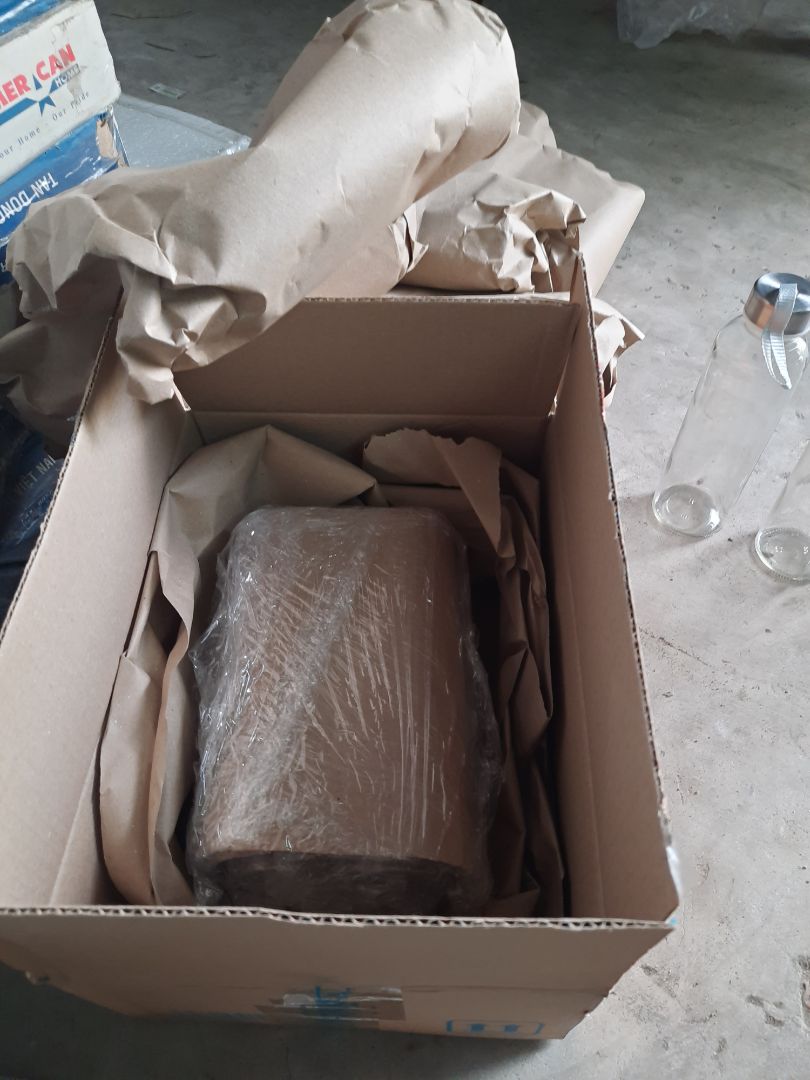 đóng gói ..rất kỹ .. ok .. hàng thì quá tệ .. mới nhận hàng ..mà nắp chai mốp và có dấu hiệu bị oxy hóa hết. sao dám sài đây ..