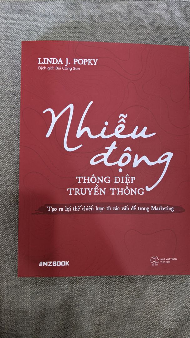 Sách nội dung khá là hay, thích cái từ "nhiễu động" ghê, sách có màng co bọc bên ngoài tránh xước sách. Hàng bọc gói cẩn thận. Giao hàng nhanh, shipper có tâm kiên nhẫn đợi khách vì khách bận con mọn.