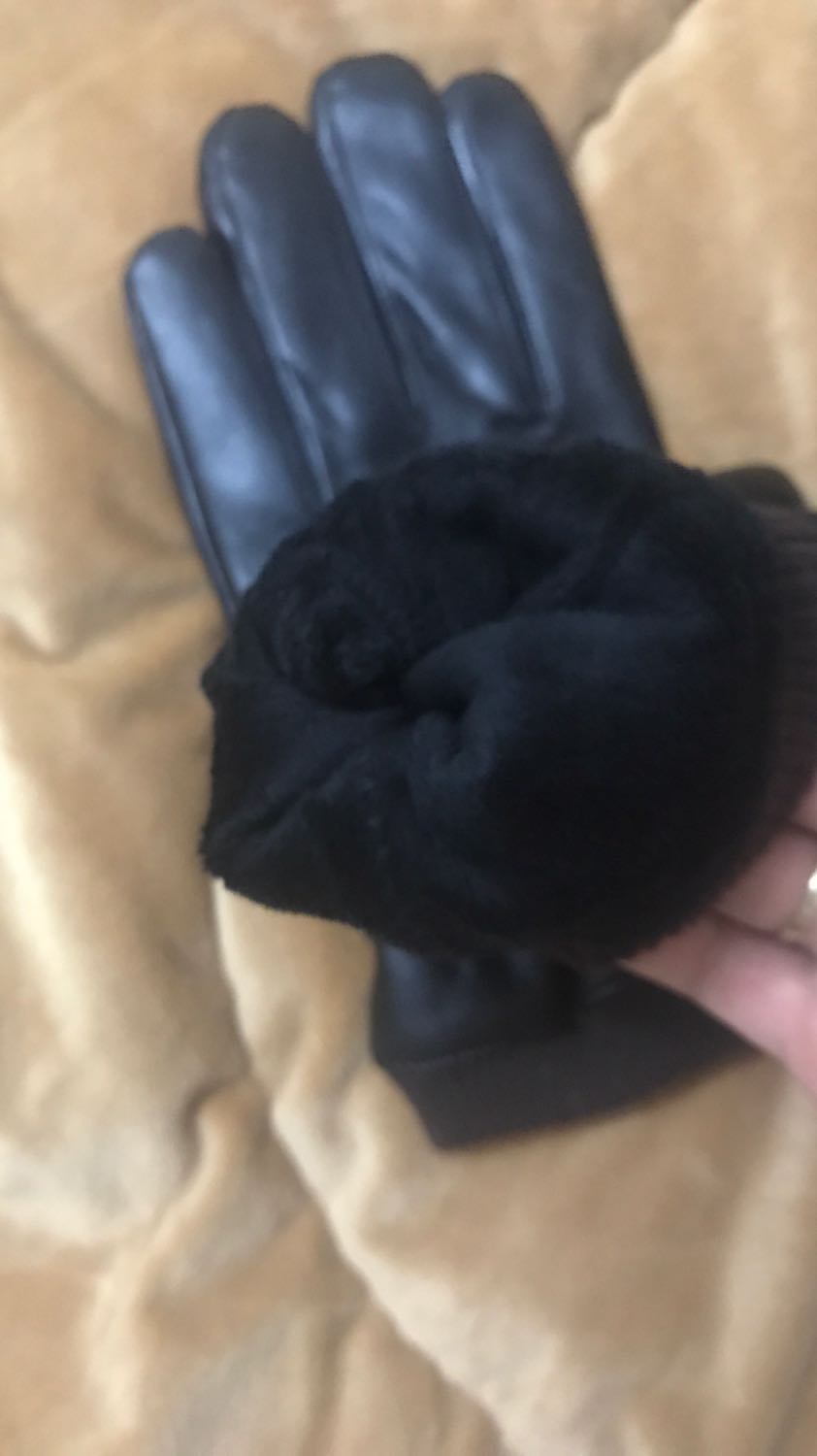 Găng tay da mềm mại, lớp lót lông đeo vào rất ấm và êm tay nữa, không có cảm giác thôi bởi da. Đeo rất mềm mại và dễ chịu. Cảm ứng điện thoại ngon lành. Nói chung so với tầm giá thì đánh giá 5 sao ủng hộ shop luôn.