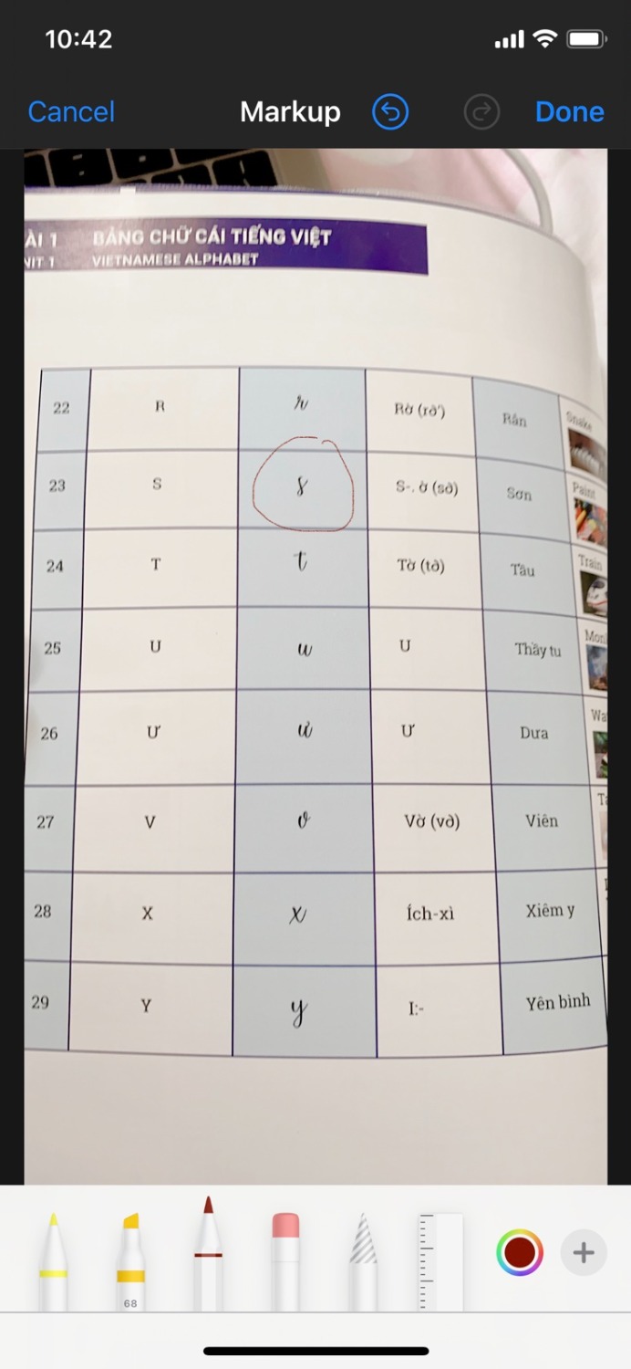 1.Mình mua sách tặng bạn. Vậy mà mới lật ra thì giống như mua phải sách cũ, đã có người ký tên lên đó.
2. Nên chọn font chữ phù hợp (trang 14,15,16) chữ viết thường rất khó đọc. Mình là người Việt nhưng nhìn vào chữ s vẫn khó mà hình dung được.
3. Lỗi đánh máy nhiều trong phần giải thích tiếng anh.
4. Phần phát âm về thanh điệu không được giải thích rõ ràng về kĩ thuật. Nếu người nước ngoài tự học sẽ rất khó.
5. Hiện tại các loại laptop đều không có ổ đĩa, nếu có gửi kèm file ghi âm bài học trong email thì tốt nhất.
Kết cấu bài khá ổn, hình ảnh minh hoạ hiện đại, chỉnh chu như giáo trình nước ngoài.