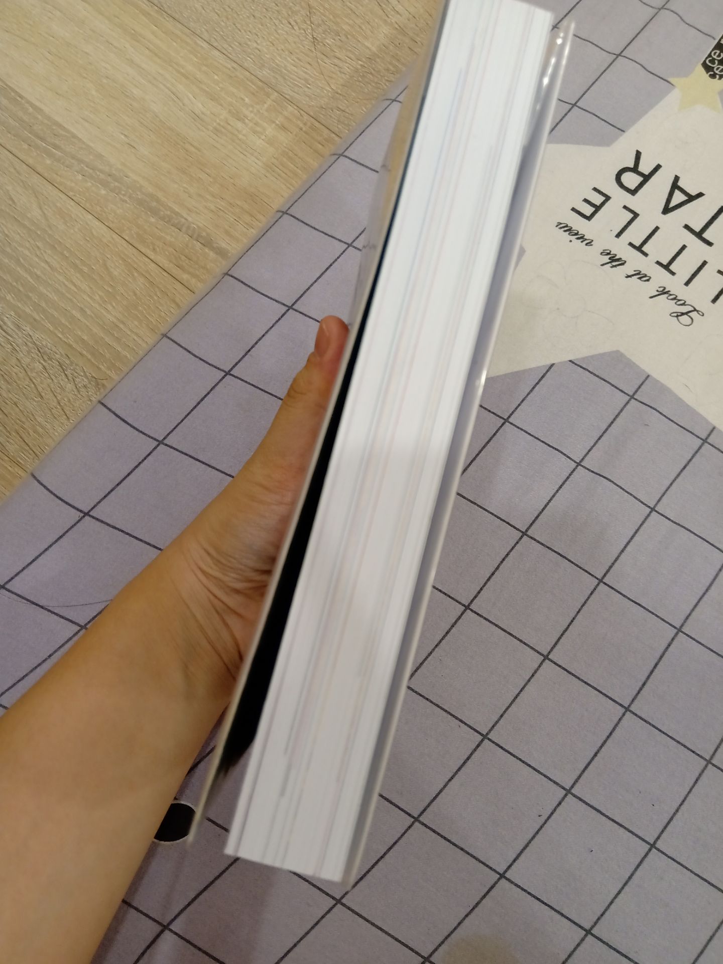 vì chưa đọc cuốn này nên mình xin phép không nhận xét về mặt nội dung.
sách giao hàng khá nhanh, đồng thời cuốn sách đẹp và đc vận chuyển khá cẩn thận. mình rất thích, ai muốn mua để  luyện tiếng Anh cũng có thể tham khảo