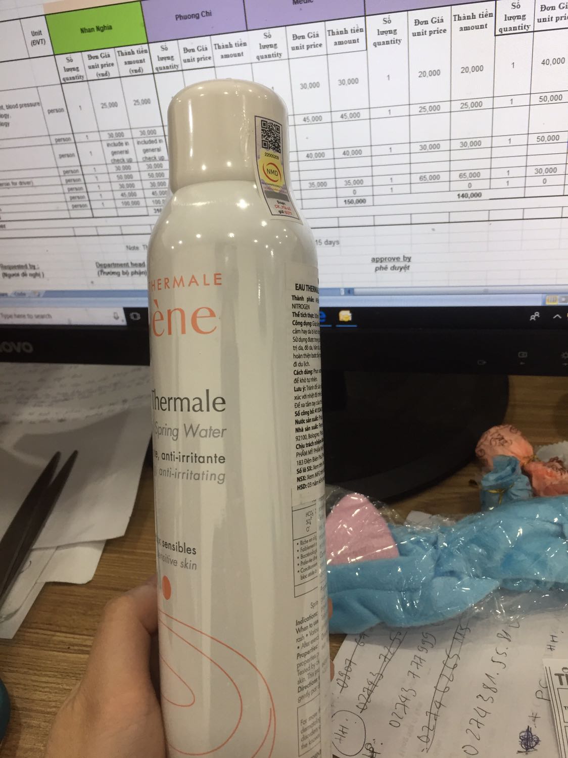 Đóng gói cẩn thận, giao hàng nhanh
1 chai 300ml to đùng còn đc tặng thêm 1 băng đô mèo với cái giá rất hợp lý
Xịt thử lên mặt thấy mát, ko bị kích ứng da