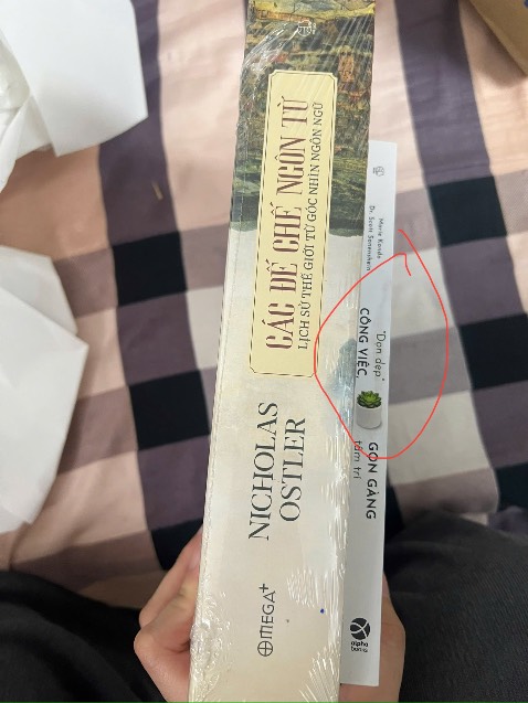 Sách bẩn mặc dù đã dặn trợ lí riêng vì mình đặt về để tặng. Cuối cùng phải nhận vì không kịp đặt cuốn khác