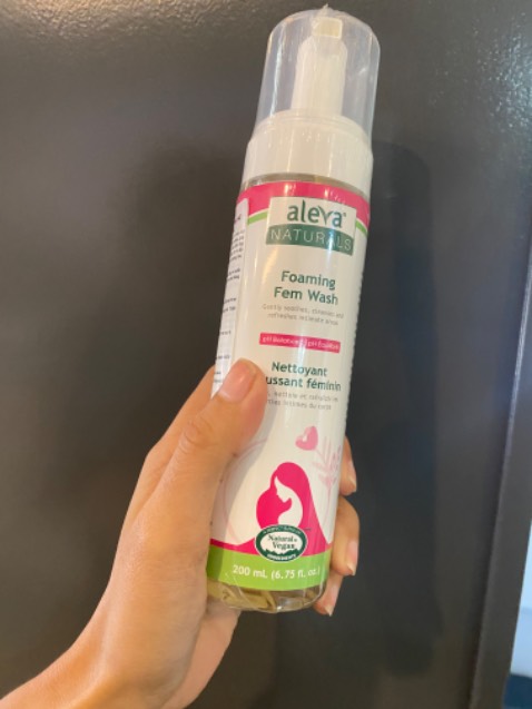 Hương thơm dễ chịu và kéo dài lâu chắc khoảng hơn nửa ngày, không gây kích ứng da, bọt mềm và rất sạch.