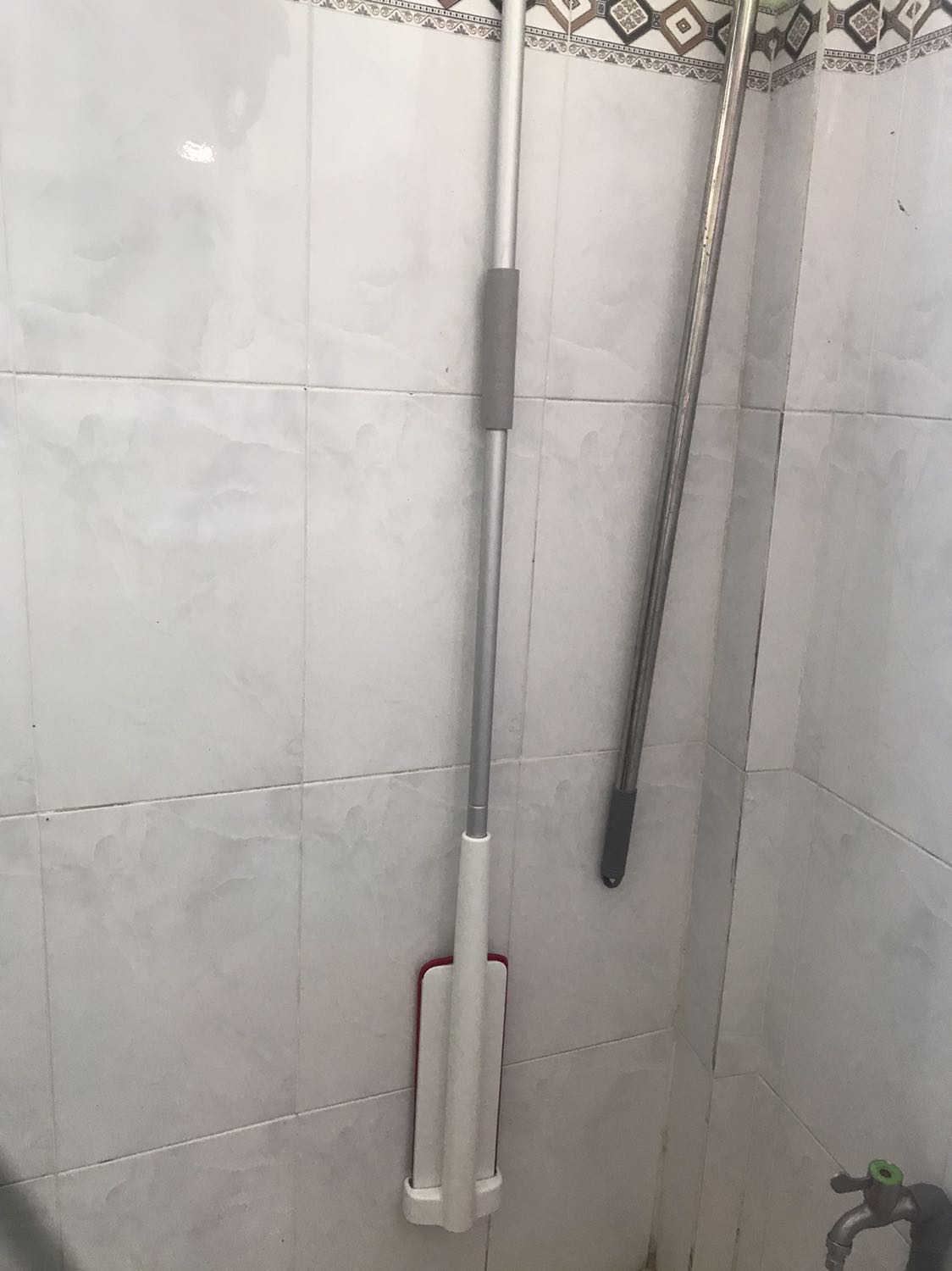 Sản phẩm rất chắc chắn 
Shop chuyên nghiệp và trả lời tin nhiệt tình
Đã sử dụng 1 ngày mới review,lau nhẹ nhàng, đỡ mất sức,chế độ vắt cũng dễ dàng và gọn gàng nữa
Còn có thể lau vách,sẽ mua thêm cho người thân dùng