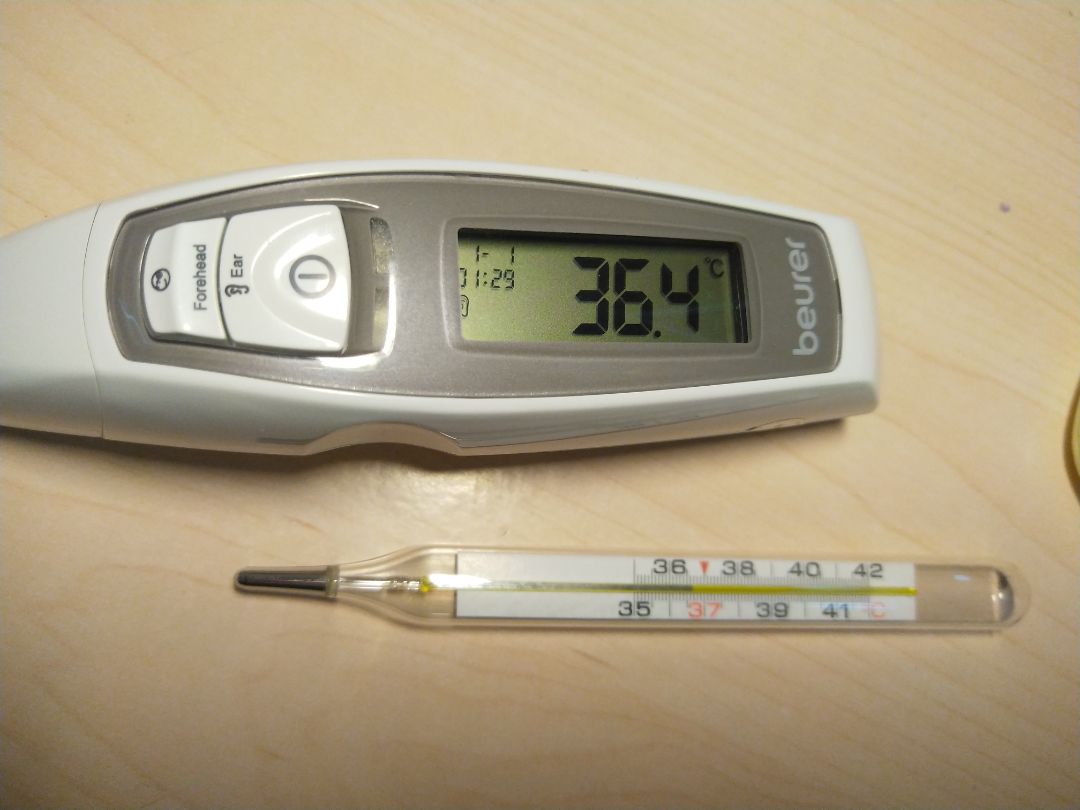 Sau một hồi tìm hiểu kỹ giữa các thương hiệu Microlife, Omron, Laica và Beurer mình quyết định chọn Beurer thương hiệu của Đức. *** lần 1 đo tai 36.4 lần 2 36.5 lần 3 là 36.4 trong khi nhiệt kế thủy ngân hiển thị là 36.6. Vậy nhiệt kế khá chính xác nhỉ. Đo trán sẽ cao hơn là 37.2. Chuyển sang đo vật, đo miệng phích nước để sau 12 tiếng được 79.8 độ. Đo nhiệt độ nước máy hâm sữa được 39.7 độ. Kết luận Nhiệt kế Beurer tốt. Về Tiki: Tiki đóng gói ngoài rất OK, còn bão bì sản phẩm thì hơi tệ, cái này chắc do bộ phận lưu kho làm chưa tốt