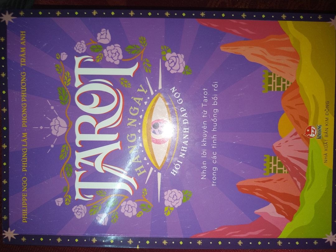 Về hình thức và chất liệu của sách thì mình đánh giá khá cao. Màu sắc và hình vẽ rất chỉnh chu, chất lượng giấy cũng khá tốt. Điều khiến mình hơi hụt hẫng là về nội dung của sách. 
Thứ nhất là dường như sách quá tập trung về mặt hình thức nhưng phần nội dung lại khá sơ xài. Vì sách chỉ  đề cập tới nội dung của bộ ẩn chính, thông tin của mỗi lá ẩn chính được đề cập cũng còn khá mơ hồ. Theo mình các bạn newbie vẫn nên tìm hiểu ý nghĩa của các lá bài trên các web hoặc những sách như 80 ngày học tarot,... thì nội dung sẽ cụ thể và đầy đủ hơn. 
Thứ hai, vì nội dung chỉ nằm vỏn vẹn trong bộ ẩn chính nên phần hỏi nhanh đáp gọn cũng chỉ có thể nằm trong nội dung đó. Nhưng theo mình thì khó để mà mỗi lần bốc bài có thể bốc ra đc lá ẩn chính, không lẽ phải ngồi lựa ra số lá chính để bốc và dĩ nhiên điều đó cũng khó có thể đem lại lời khuyên chính xác cho mỗi người. 
Thứ ba, nội dung mà sách hướng tới là lời khuyên cho việc trải bài mỗi ngày. Song, phần lớn các câu hỏi được mặc định sẵn phần lớn lại mang tính chất lâu dài(như phần mục lục) đồng nghĩa việc bốc bài chỉ có thể "thỉnh thoảng" chứ không hẵn là hàng ngày.
Theo mình thì giá 140k cũng chưa hợp lý lắm so với nội dung mà sách muốn truyền tải. Các bạn newbie nếu muốn tìm hiểu vẫn có thể xem qua, nhưng các bạn mà đã có nền tảng kiến thức basic về tarot rồi thì cũng không cần phải tìm hiểu hay mua cuốn sách này đâu.