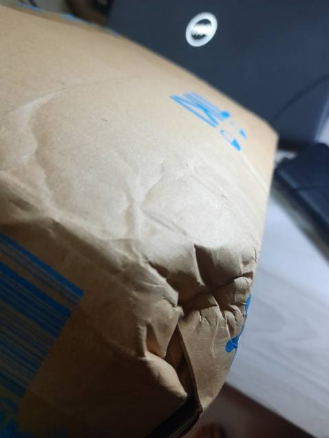 Đóng gói quá ẩu. Sách dập hết các góc.