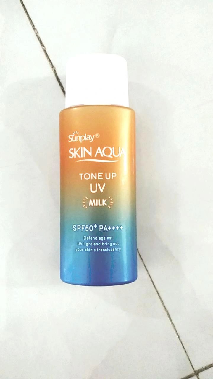 Mùi thơm dễ chịu, kem mịn dễ tán, nhớ lắc đều trước khi sử dụng, kem có màu cam nhẹ và đây là lần đầu mình đặt ở Tiki do có giảm giá nhiều