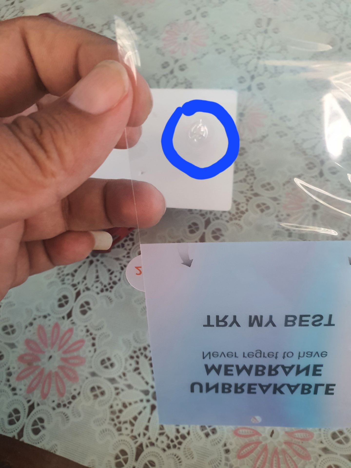 miếng dán bị lỗi có 1 lỗ thủng trên bề mặt