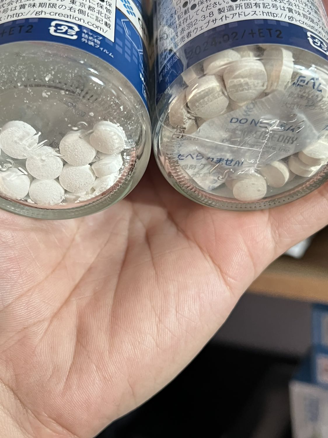 Giao hàng từ HN vào TpHCM chỉ mất 4 ngày, Tiki giao hàng nhanh thật.
Sản phẩm còn mới, lúc khui hàng thì thấy viên uống có màu xám, mình hơi bất ngờ nhưng thấy tờ giấy shop gửi thì mình mới biết thông tin. Do mình đã dùng được 3 lọ rồi, có hiệu quả khá tốt. Định mua thêm nhưng shop ngoài bán khá cao, thấy shop trên Tiki bán giá rẻ hơn nên đặt mua luôn. Thank Shop và Tiki, Great!!!