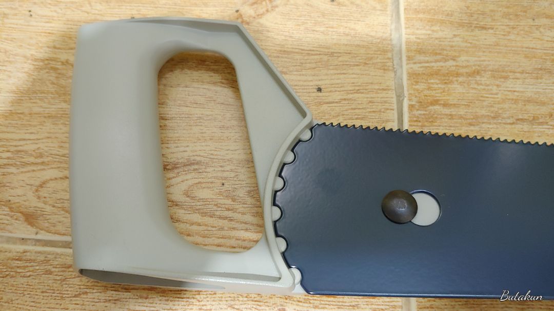 cưa tốt ván có đinh...cán cưa đúc bằng gang thì phải, cầm rất chắc tay