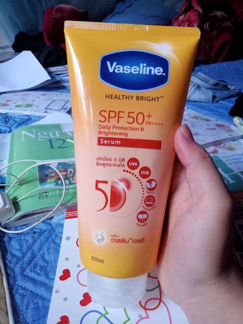 Đóng gói kĩ, giao hơi chậm, vỏ tuýt mỏng.
Chất màu trắng sữa, hơi đục, thấm nhanh thoa xong hơi dính nhma để 1 lúc thì đỡ hơn.
Đã sài 2 ngày và ko bị kích ứng