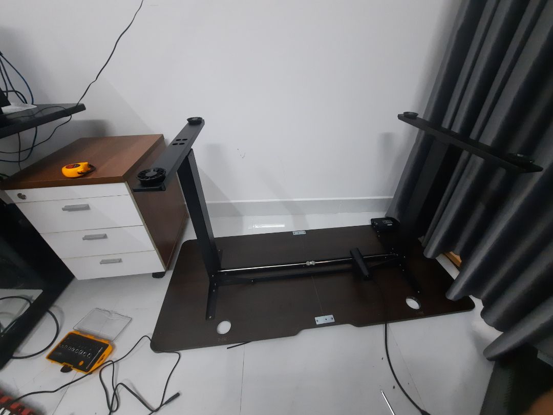 Sản phẩm rất ok trong tầm giá, cầm nặng tay, cảm giác cứng cáp yên tâm để 2 màng hình. Nâng hạ cũng êm, ko ồn ào, độ bền mô tơ điện nâng hạ thì chưa biết ra sao, mà thấy chất lượng sơn bề mặt, mặt bàn, chân bàn, óc vít, sự chỉnh chu trong đống gói,  + bảo hành 1 năm nên cũng tạm yên tâm.
À thêm 5 sao cho a shipper phụ trách kiện hàng này, nhà mình tít trong hẻm, xe tải ko vào đc, anh dùng xe đẩy tự đẩy vào tận nơi cho mình.