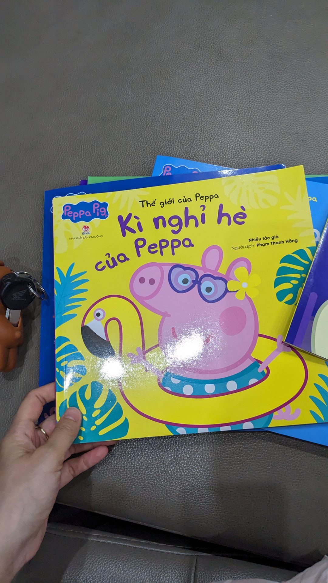 Sách in đẹp, khổ to. Giá mua ở đây rẻ hơn mua chỗ khác. Bé nhà mình rất thích đọc sách về peppa nên mua về cho đọc