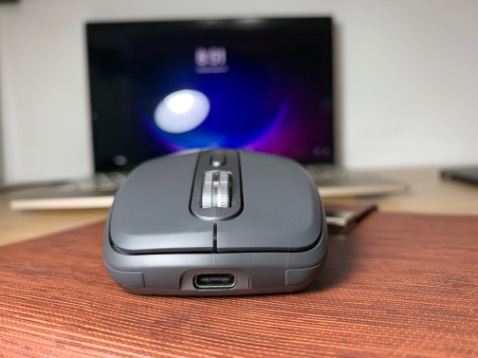 Đầu tiên là về chất lượng dịch vụ thì shop giao hàng rất là nhanh nha, hàng được bọc rất kĩ. Về trải nghiệm người dùng của dòng chuột này thì khỏi bàn rồi, chuột cảm biến rất nhạy nên là các anh em thoải mái lướt chuột bất chấp mọi bề mặt và bên cạnh đó còn có con lăn vô cực làm bằng thép mang lại trải nghiệm lướt web rất êm, mượt và cực sang chảnh. Ngoài ra thì chuột có khả năng kết nối và chuyển kết nối liên tục giữa 3 thiết bị rất mượt và ổn định, cổng sạc bằng usb-c rất thân thiện với đại đa số người dùng.
