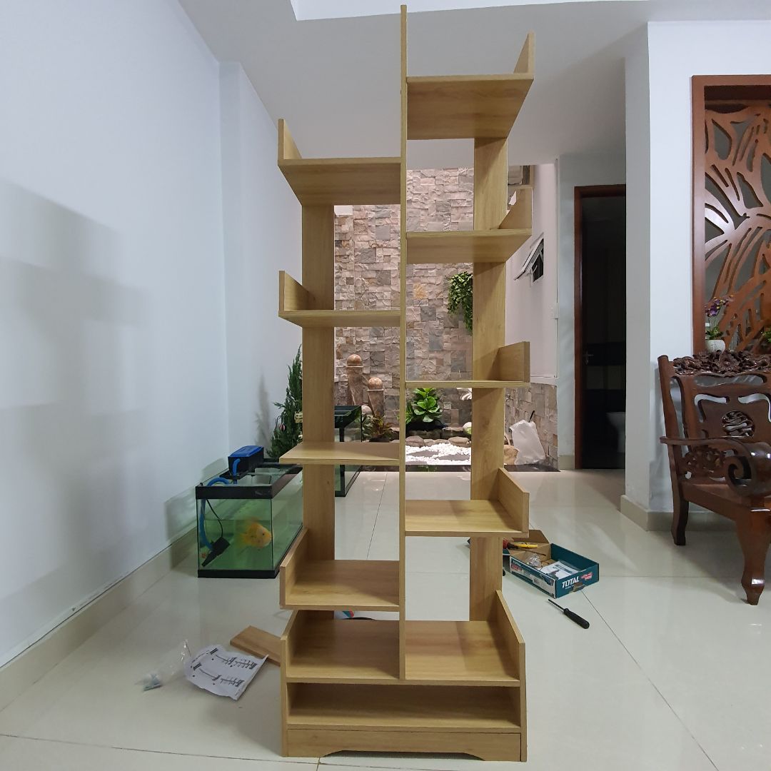 trừ tờ hướng dẫn phi logic ra thì mọi thứ đều tốt. gỗ đẹp, không bụi, không dơ. 
-nên dùng mắt bắt vít để làm nhanh hơn
-nên sắp ra toàn bộ các mảnh trên mặt đất và hình dung các lỗ sẽ sắp theo hướng nào trước khi bắt đầu
-nên bắt miếng chặn nhỏ vô miếng đáy ca s tầng trc r hãy bắt đáy vào xương sống (hình số 3)
Chúc mn DIY vui vẻ. ^^